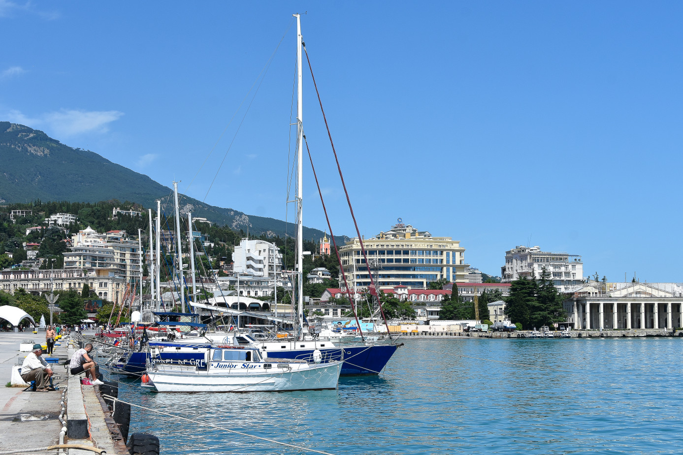 Евпатория, Алушта и Ялта в ТОП-10 популярных направлений для длительного отдыха