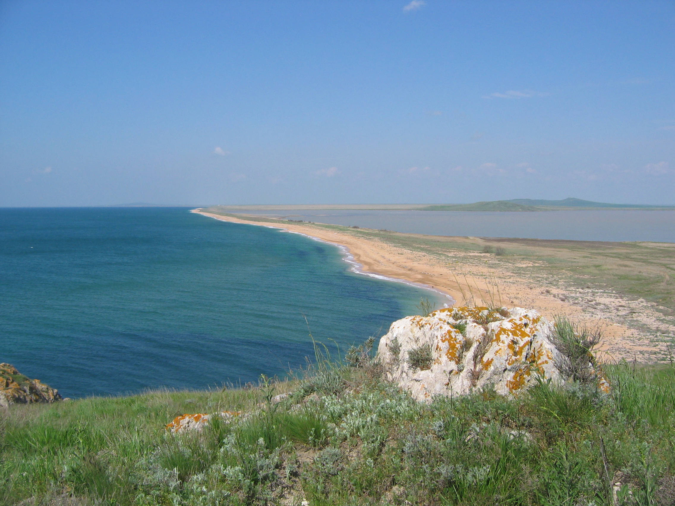 Путешествие по степным просторам Крыма: какую историю хранит гора Опук и что вызывает удивление