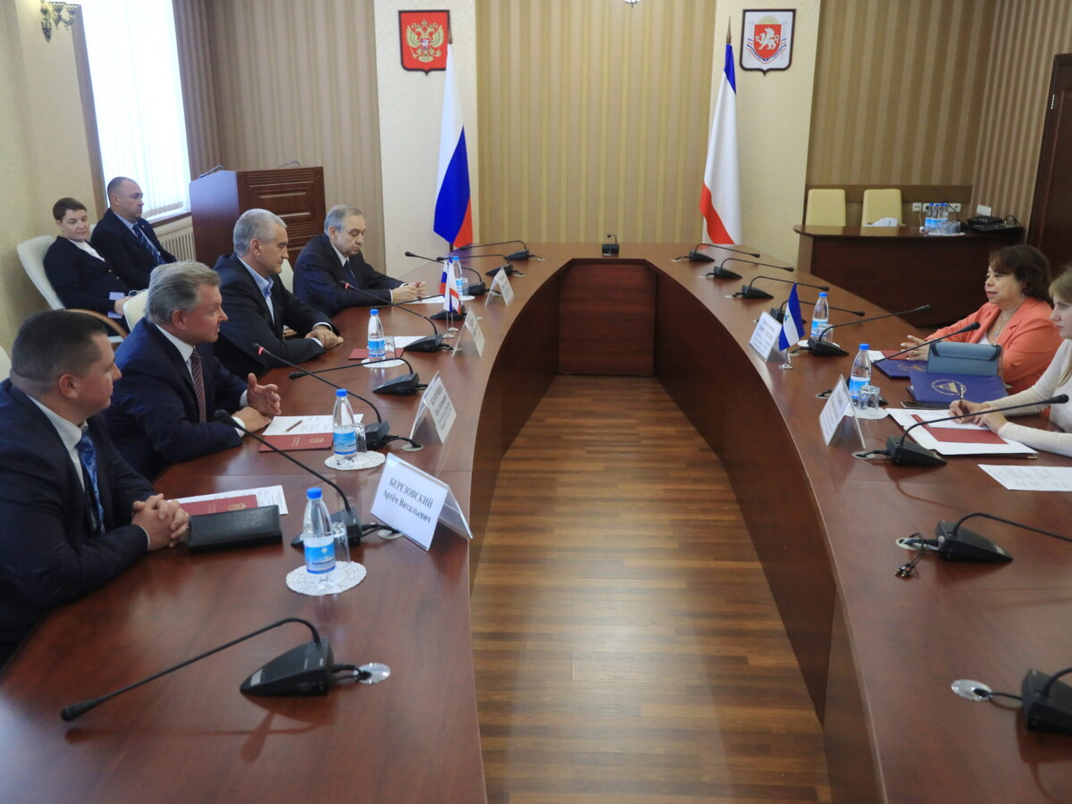 Ambassador of Nicaragua to Russia Alba Torres got branded wear from “Crimean Magazine”