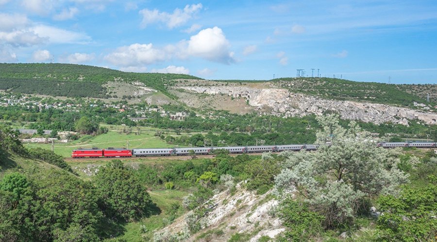 На летний поезд из Санкт-Петербурга в Крым открыта продажа билетов