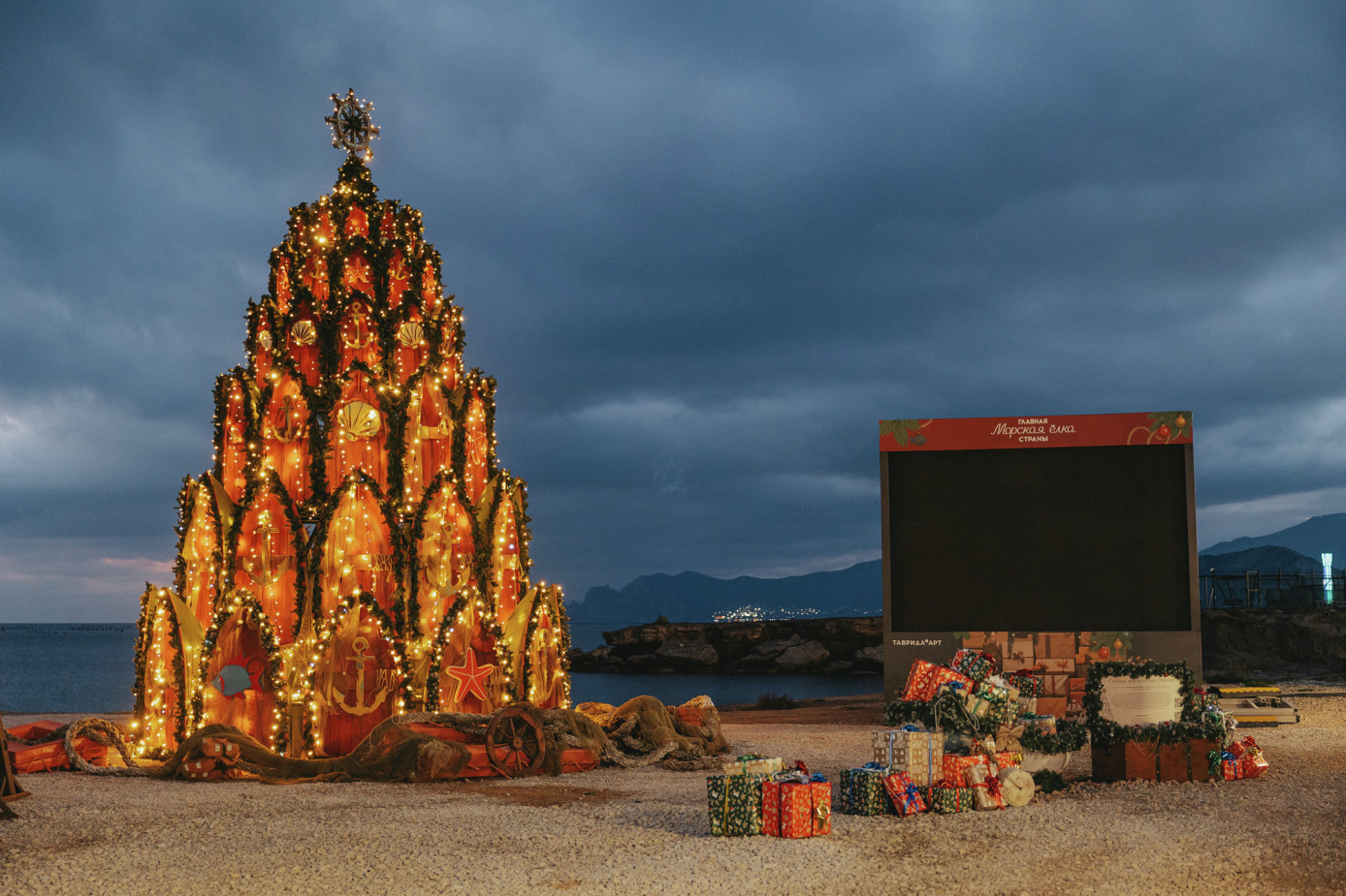 В Судаке установили восьмиметровую ёлку из лодок и якорей