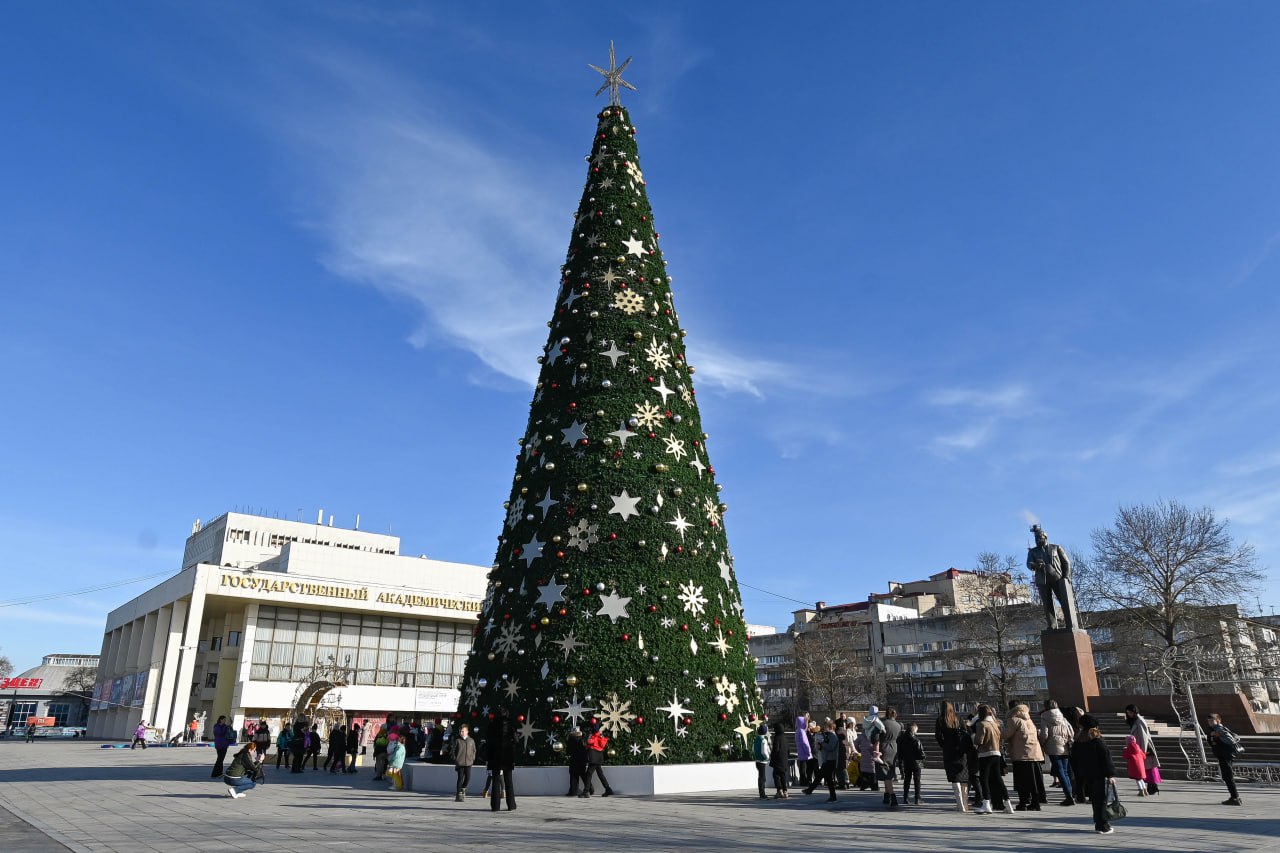 Праздник к нам приходит: когда зажгут огни на главной ёлке Симферополя