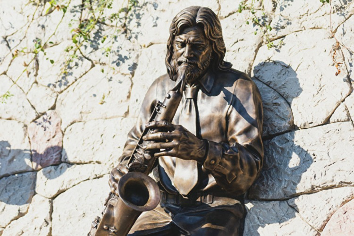 В Алупке появился новый пешеходный маршрут — Восточный променад с бронзовыми скульптурами